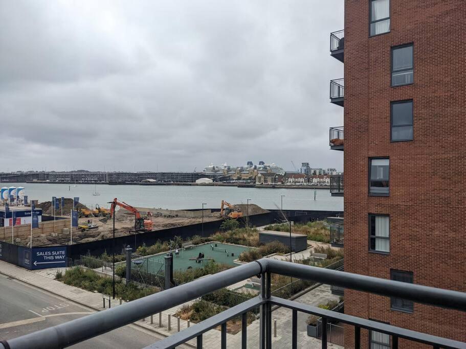 Homely 2 Bed Duplex With A River View サウサンプトン エクステリア 写真